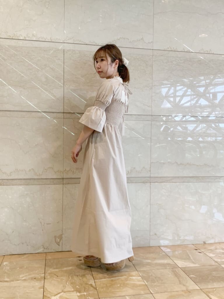 ベージュ系のワンピース、ホワイト系のシャツ/ブラウス、その他のサンダルを着用したレディースの夏コーディネートの2枚目の写真