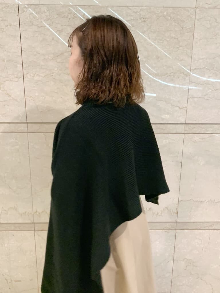 ベージュ系のワンピース、ブラック系のパンプス、ブラック系のハンドバッグを着用したレディースの夏コーディネートの6枚目の写真