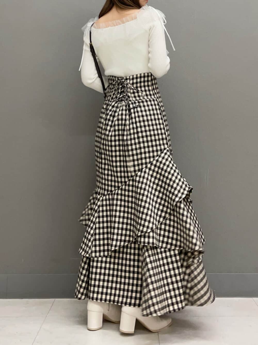 ブラウン系のショルダーバッグ、ホワイト系のブーツ、ホワイト系のニット/セーターを着用したレディースの秋コーディネートの4枚目の写真