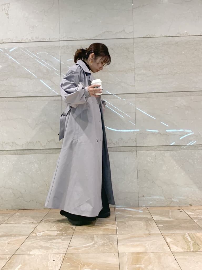 グレー系のトレンチコート、ブラック系のその他パンツ、ブラック系のローファーを着用したレディースの冬コーディネートの3枚目の写真