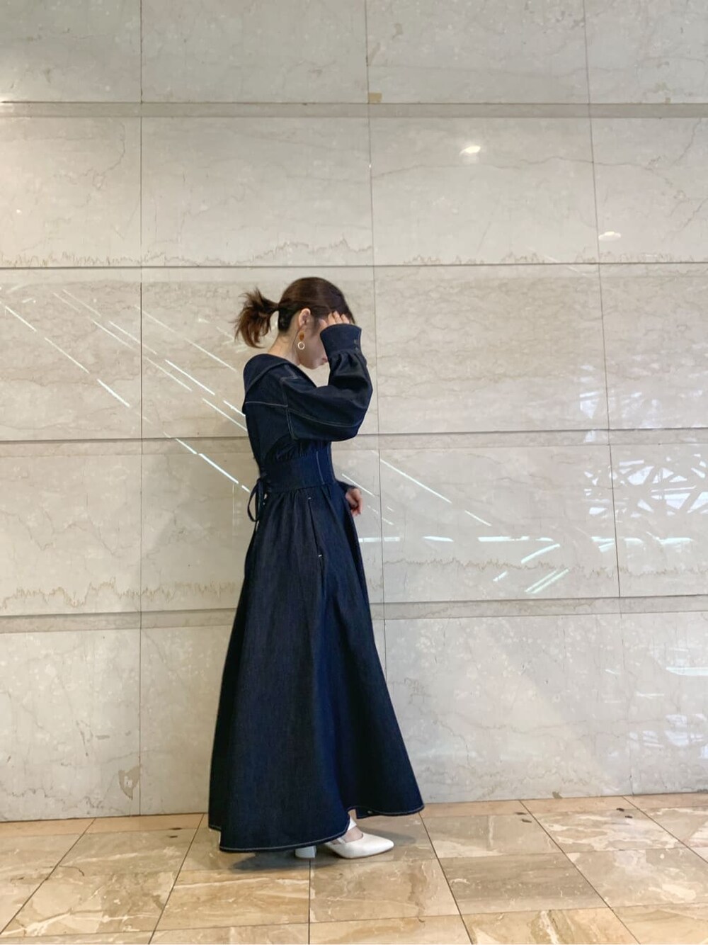 ブルー系のワンピース、ホワイト系のパンプスを着用したレディースの冬コーディネートの3枚目の写真