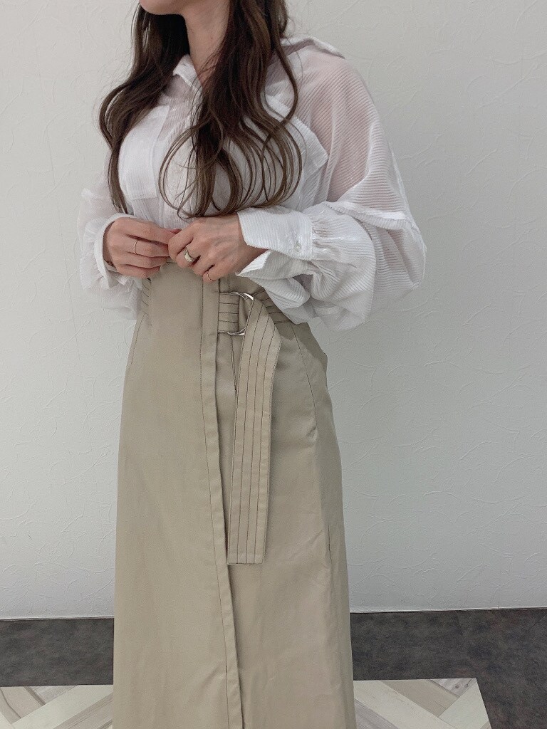 ベージュ系のスカート、ホワイト系のシャツ/ブラウス、ホワイト系のパンプスを着用したレディースの春コーディネートの7枚目の写真