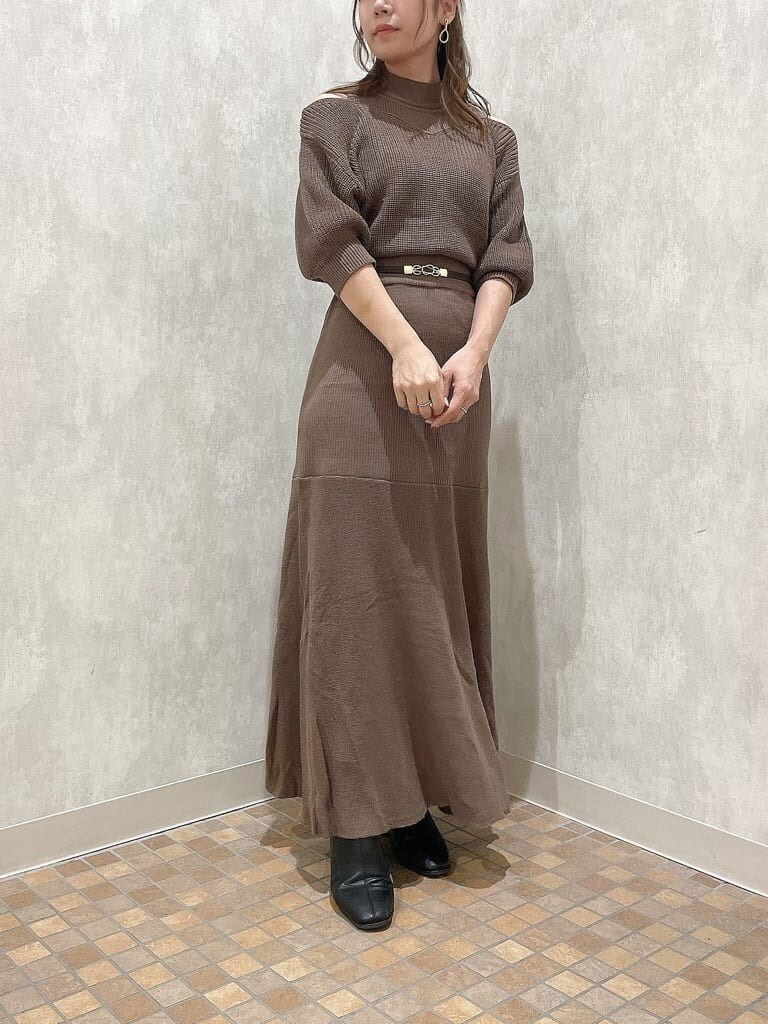 ベージュ系のワンピース、ブラック系のブーツ、ブラウン系のベルトを着用したレディースの秋コーディネートの2枚目の写真