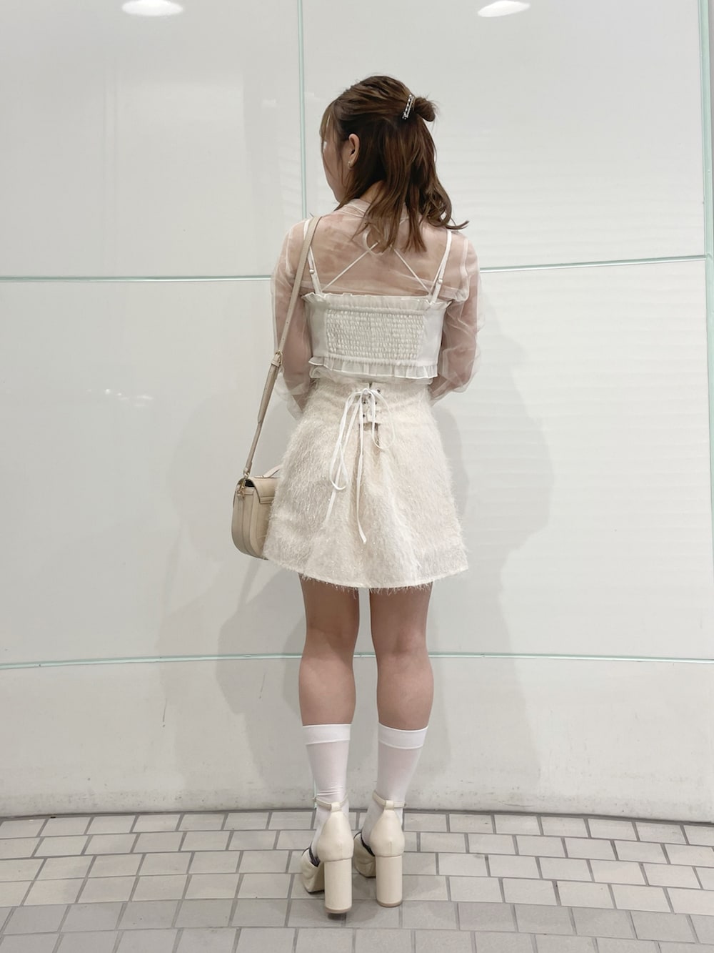 ホワイト系のキャミソール、ホワイト系のTシャツ/カットソー、ホワイト系のスカートを着用したレディースの秋コーディネートの4枚目の写真