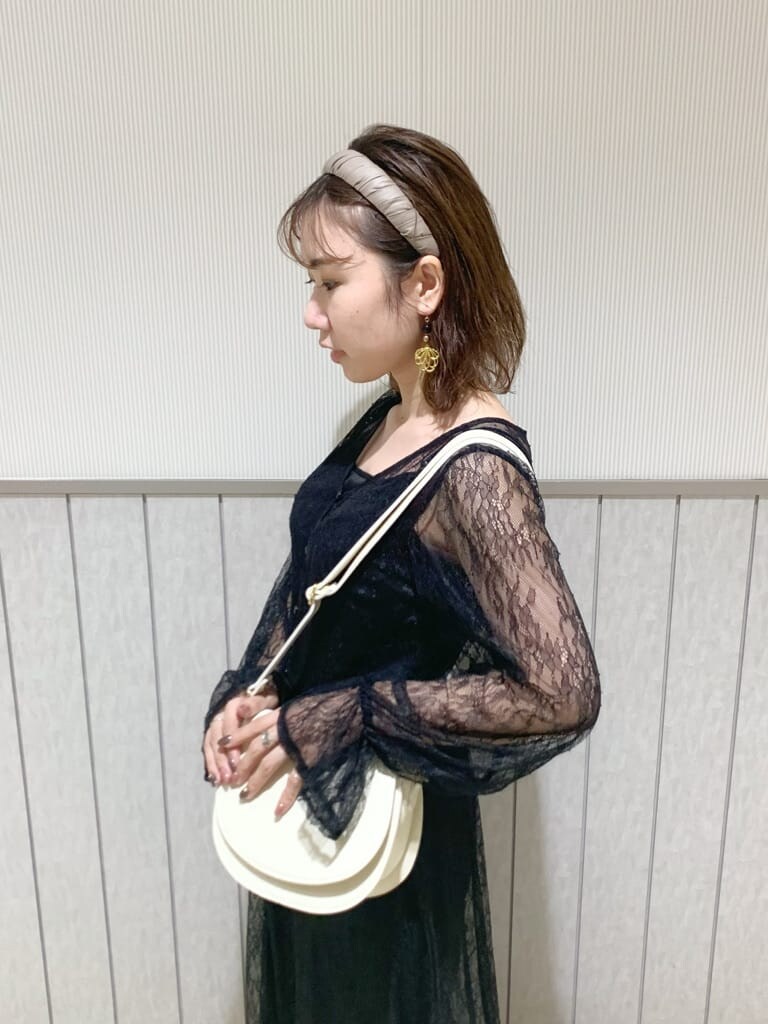 その他のサンダル、ブラック系のワンピース、ベージュ系のショルダーバッグを着用したレディースの夏コーディネートの5枚目の写真