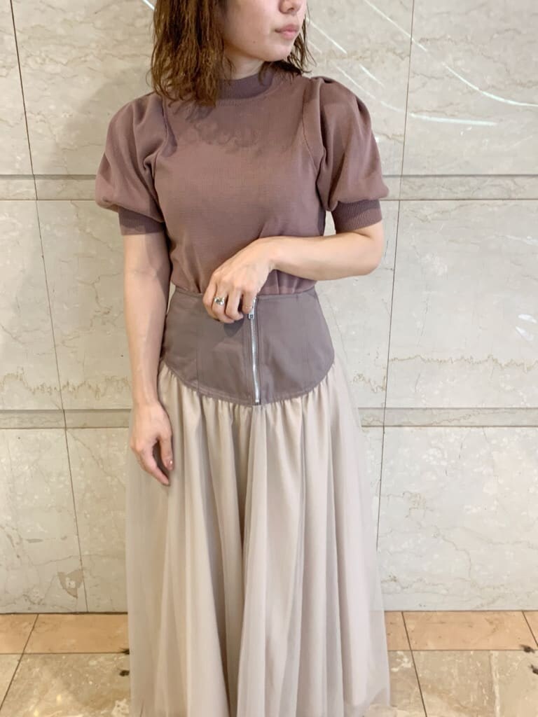 グレー系のスカート、ベージュ系のスカート、その他のサンダルを着用したレディースの夏コーディネートの6枚目の写真