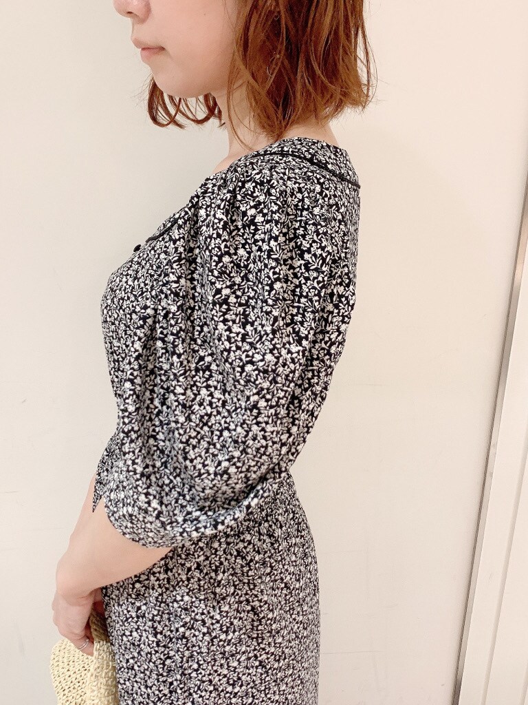 ブラック系のサンダル、ブラック系のワンピース、ホワイト系のハットを着用したレディースの夏コーディネートの2枚目の写真