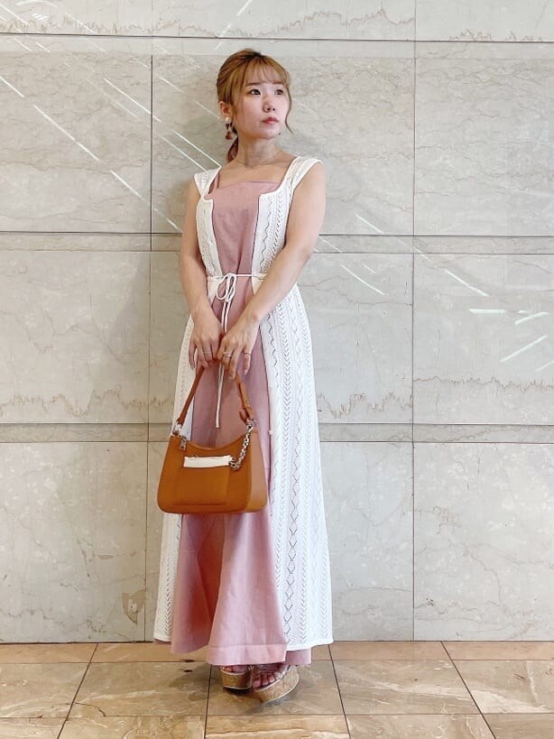 ピンク系のワンピース、ブラウン系のハンドバッグ、その他のサンダルを着用したレディースの夏コーディネートの4枚目の写真
