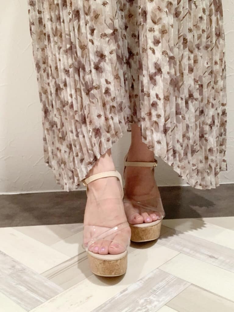 その他のサンダル、ホワイト系のシャツ/ブラウスを着用したレディースの夏コーディネートの5枚目の写真