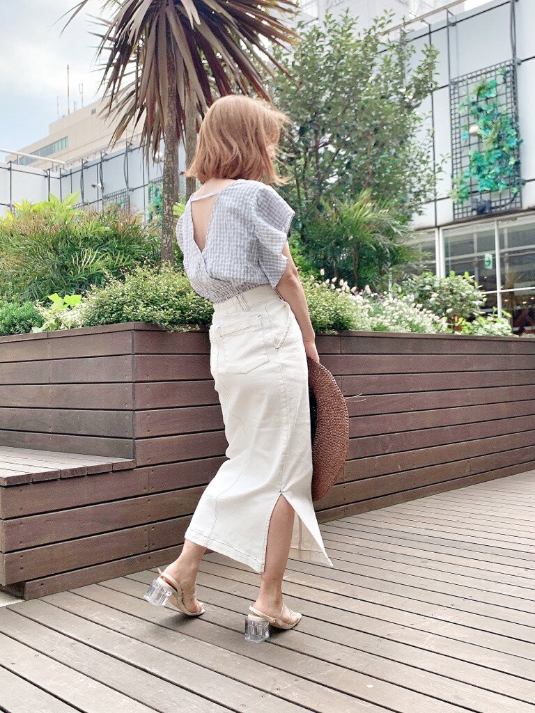 ブルー系のシャツ/ブラウス、ホワイト系のスカート、その他のサンダルを着用したレディースの春コーディネートの3枚目の写真