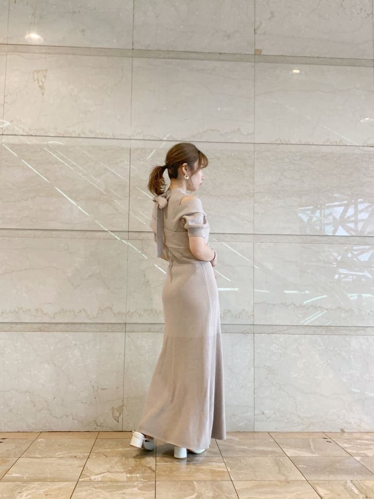 ピンク系のワンピース、ホワイト系のライダースジャケット、ホワイト系のパンプスを着用したレディースの春コーディネートの3枚目の写真