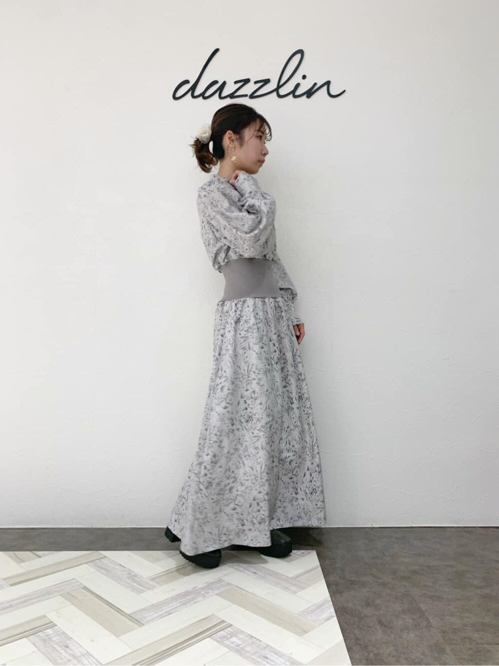 グレー系のブーツ、ブルー系のチェスターコート、グレー系のワンピースを着用したレディースの冬コーディネートの8枚目の写真