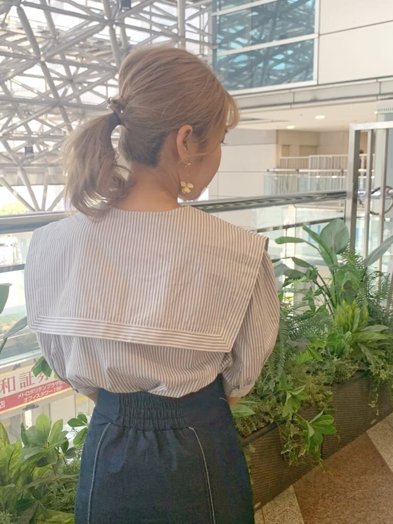 グレー系のシャツ/ブラウス、ベージュ系のハンドバッグ、ブラウン系のサンダルを着用したレディースの春コーディネートの5枚目の写真