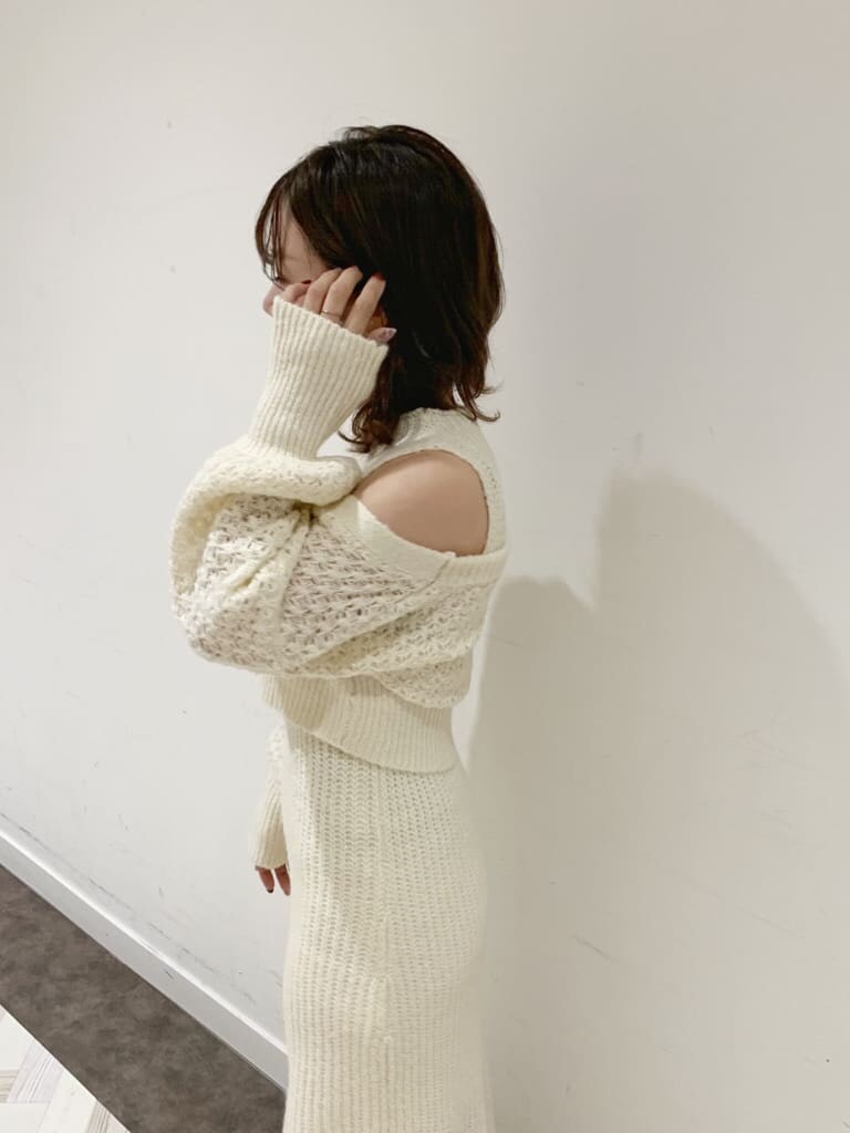 ホワイト系のワンピース、ホワイト系のブルゾン、ブラック系のブーツを着用したレディースの秋コーディネートの5枚目の写真