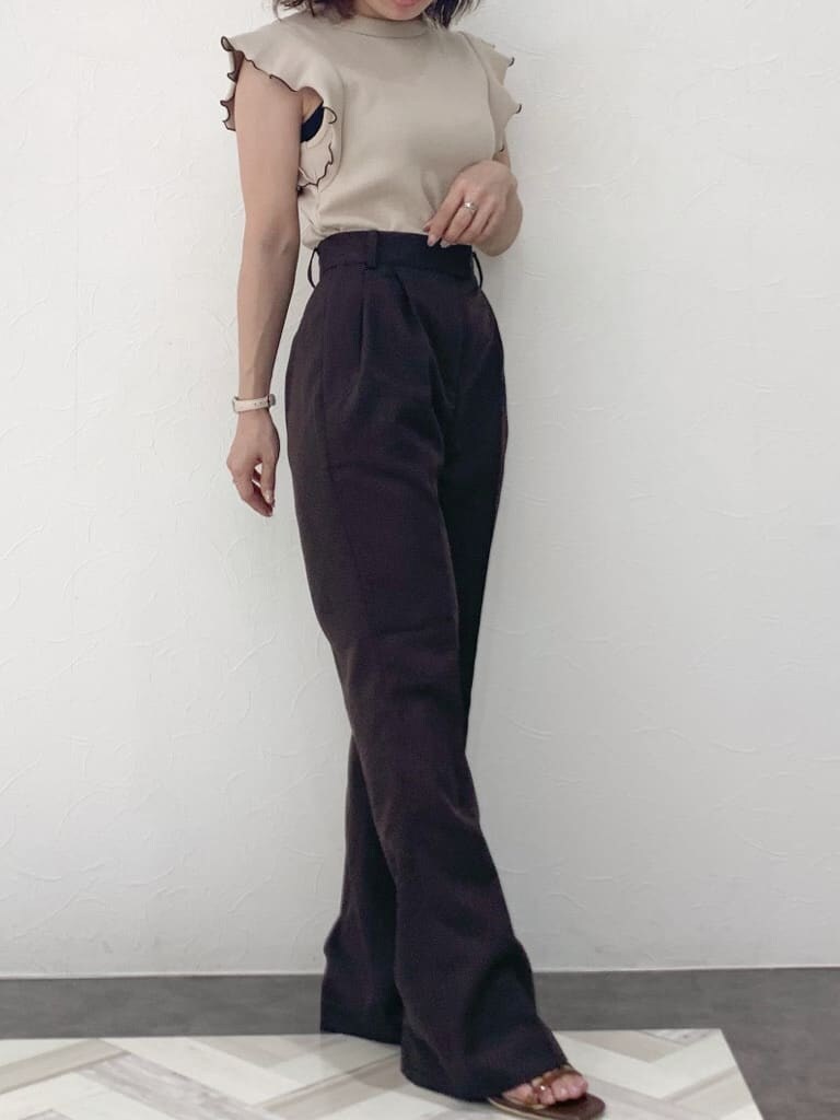 ブラウン系のサンダル、ブラウン系のその他パンツ、ベージュ系のTシャツ/カットソーを着用したレディースの夏コーディネートの2枚目の写真