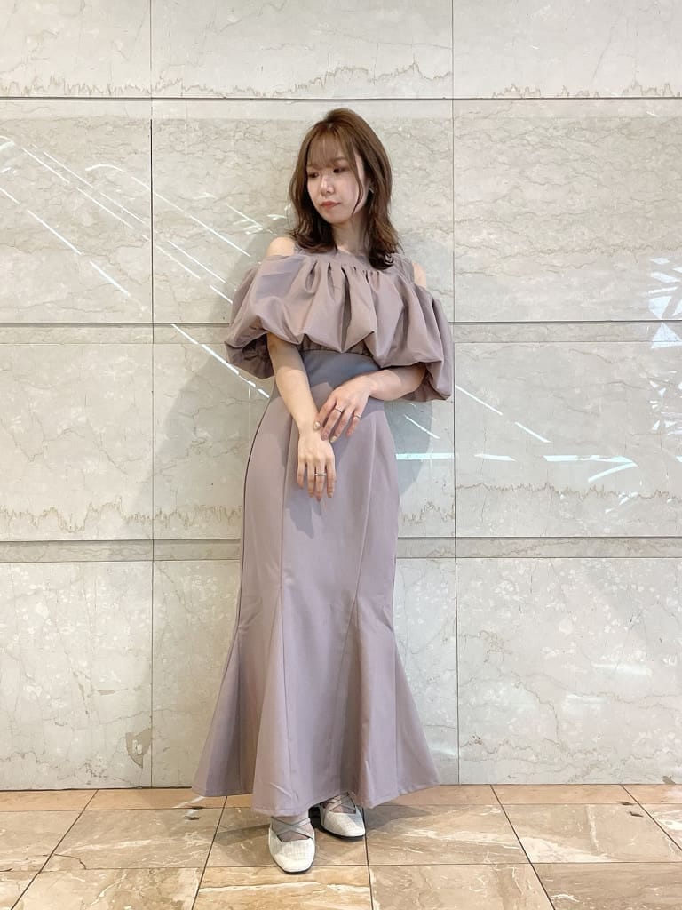 ベージュ系のキャミソール、ピンク系のワンピース、ホワイト系のパンプスを着用したレディースの夏コーディネートの3枚目の写真