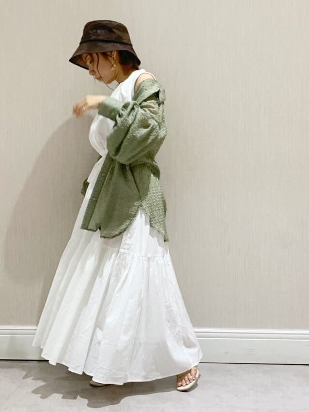 ホワイト系のワンピース、グリーン系のシャツ/ブラウス、ブラウン系のハットを着用したレディースの春コーディネートの4枚目の写真