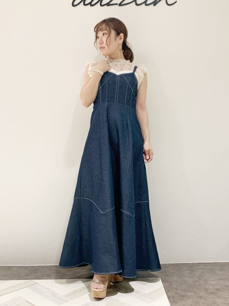 ブルー系のワンピース、その他のサンダル、ホワイト系のシャツ/ブラウスを着用したレディースの夏コーディネートの2枚目の写真