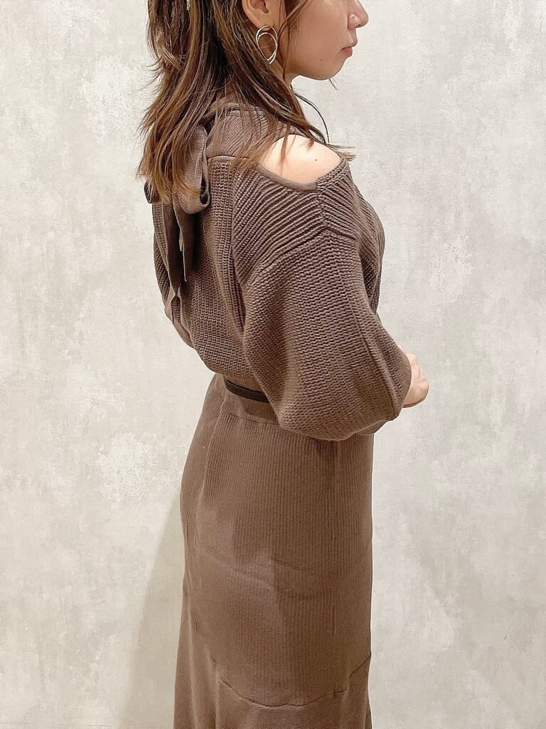 ベージュ系のワンピース、ブラック系のブーツ、ブラウン系のベルトを着用したレディースの秋コーディネートの6枚目の写真