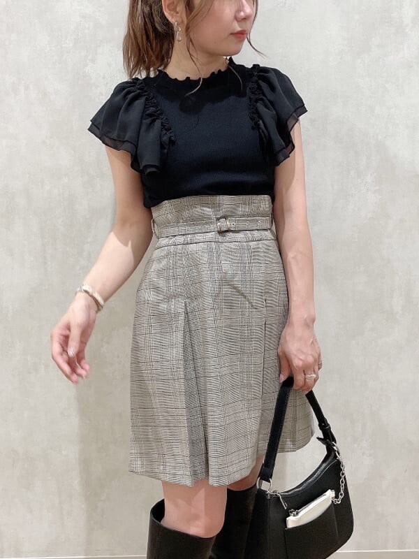 ブラック系のハンドバッグ、ブラック系のTシャツ/カットソー、グレー系のスカートを着用したレディースの夏コーディネートの4枚目の写真