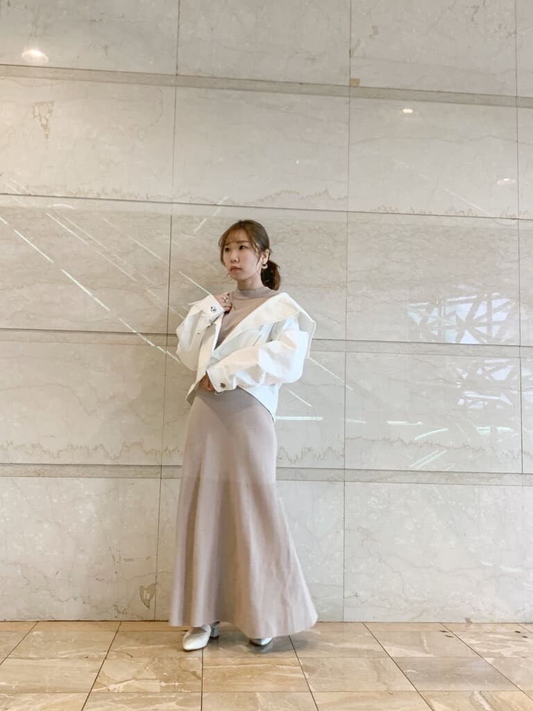 ホワイト系のライダースジャケット、ピンク系のワンピース、ホワイト系のパンプスを着用したレディースの春コーディネートの8枚目の写真