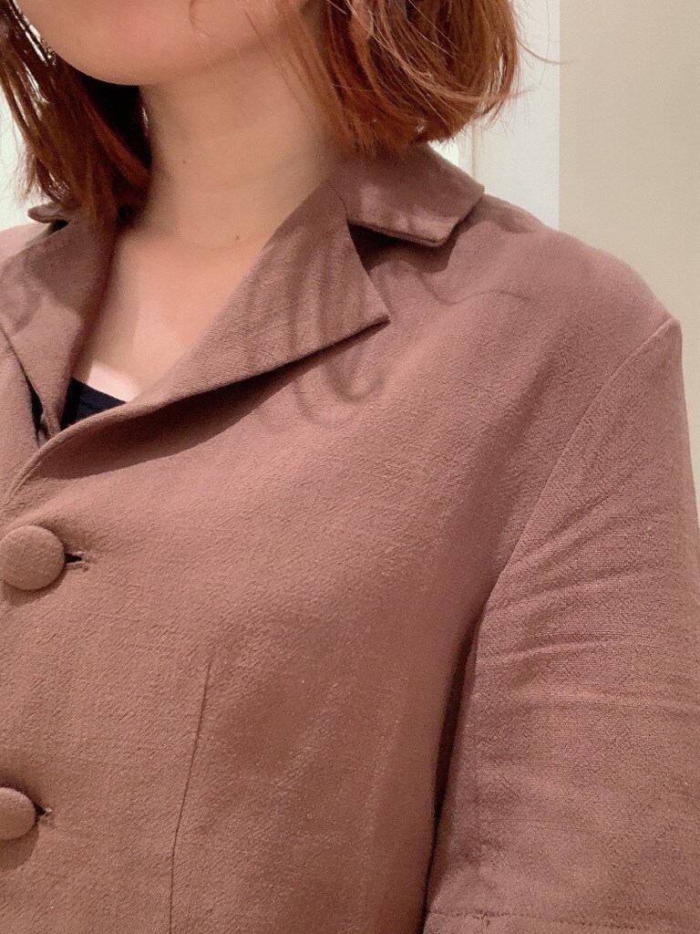 ブラウン系のその他パンツ、ブラウン系のサンダル、ブラウン系のシャツ/ブラウスを着用したレディースの夏コーディネートの5枚目の写真