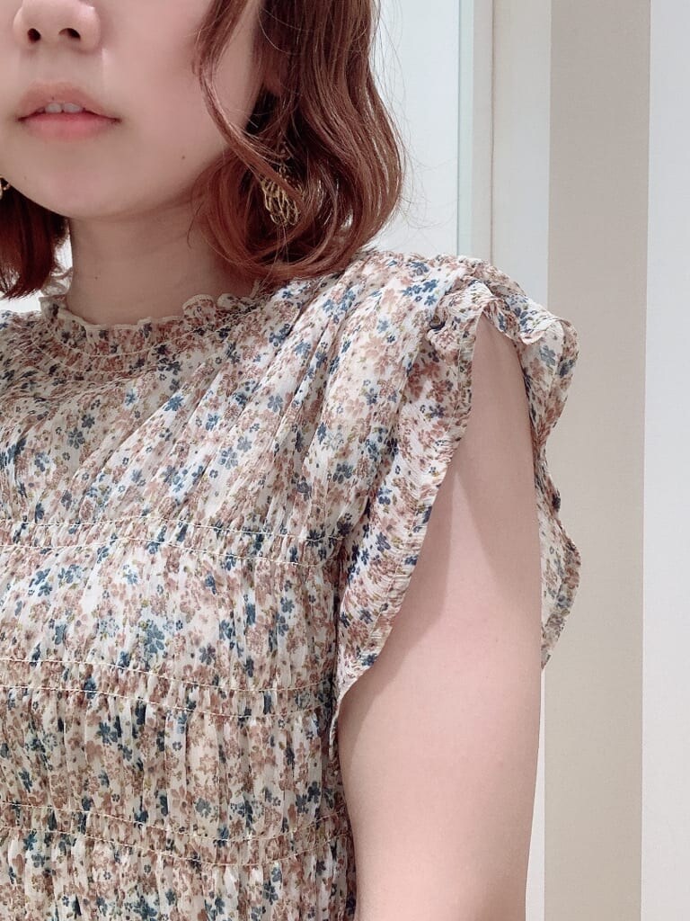 その他のシャツ/ブラウス、その他のサンダル、その他のスカートを着用したレディースの夏コーディネートの5枚目の写真