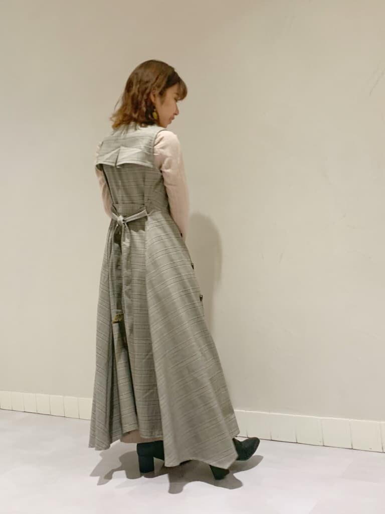 ベージュ系のワンピース、グレー系のワンピース、ブラック系のブーツを着用したレディースの秋コーディネートの6枚目の写真