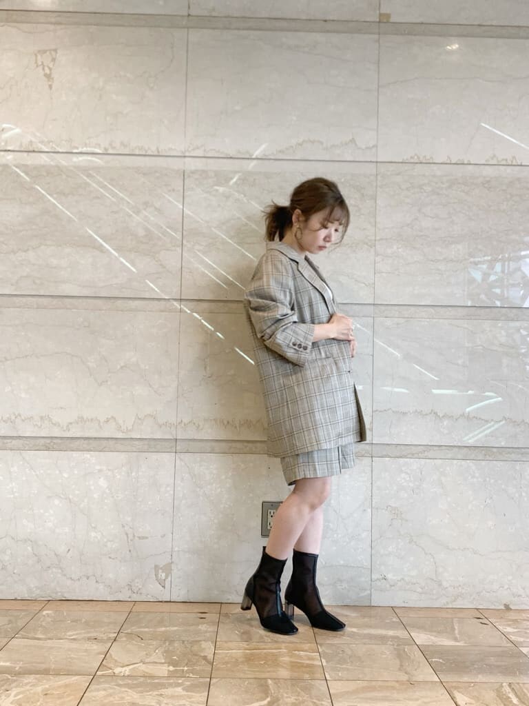 その他のテーラードジャケット、その他のその他パンツ、ホワイト系のニット/セーターを着用したレディースの冬コーディネートの5枚目の写真