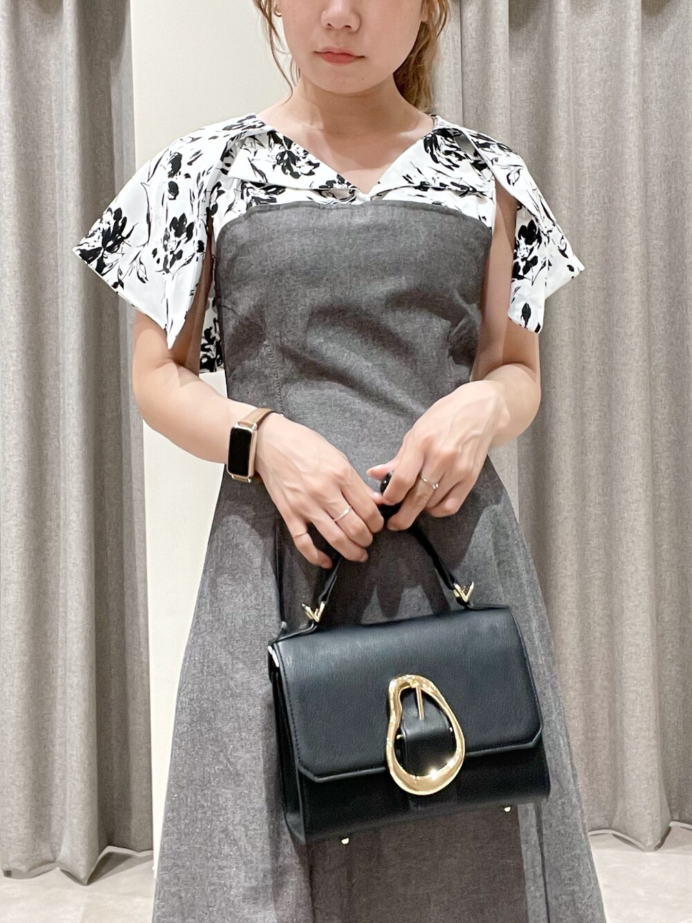 ブラック系のワンピース、ブラック系のハンドバッグ、ブラック系のサンダルを着用したレディースの夏コーディネートの6枚目の写真