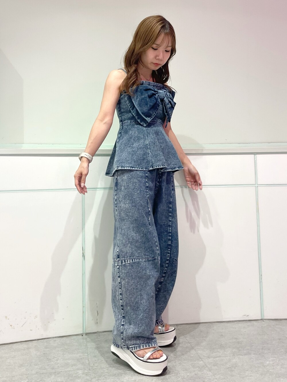 ブルー系のキャミソール、その他のデニムパンツ、ホワイト系のサンダルを着用したレディースの夏コーディネートの2枚目の写真