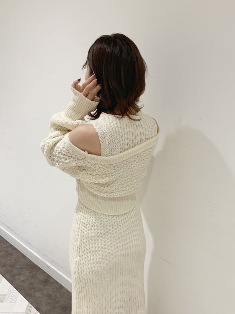 ホワイト系のワンピース、ホワイト系のブルゾン、ブラック系のブーツを着用したレディースの秋コーディネートの6枚目の写真