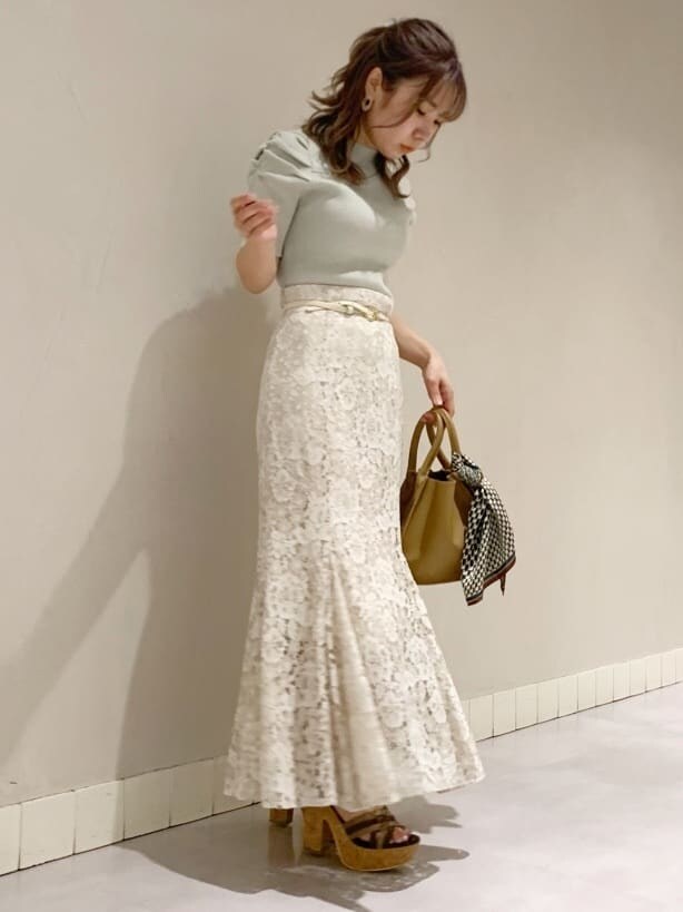 ベージュ系のハンドバッグ、その他のサンダル、グレー系のTシャツ/カットソーを着用したレディースの春コーディネートの2枚目の写真