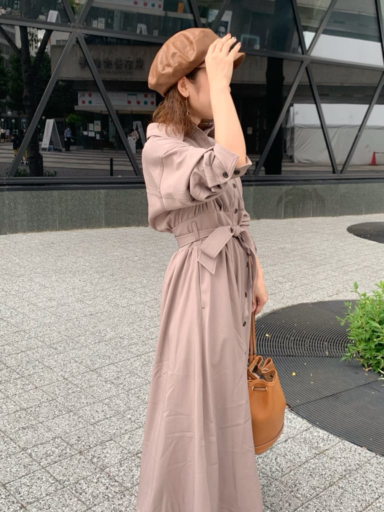 ベージュ系のワンピース、ブラウン系のバックパック/リュック、ベージュ系のブーツを着用したレディースの夏コーディネートの6枚目の写真