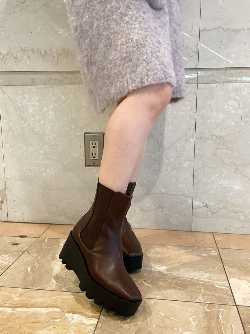 ホワイト系のキャミソール、ピンク系のニット/セーター、ブラウン系のブーツを着用したレディースの秋コーディネートの5枚目の写真