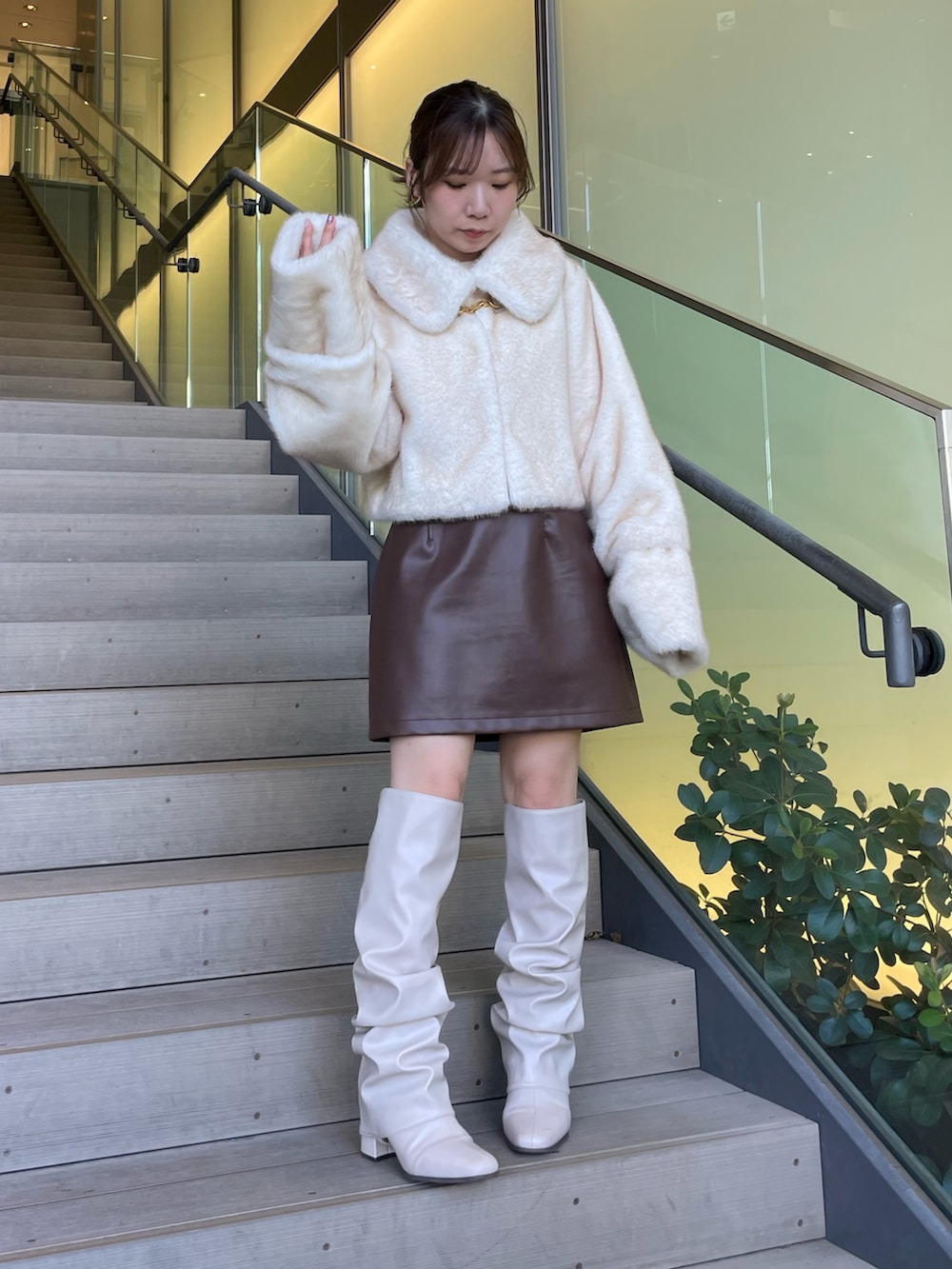 ホワイト系のその他アウター、ブラウン系のスカート、ベージュ系のブーツを着用したレディースの秋コーディネートの4枚目の写真