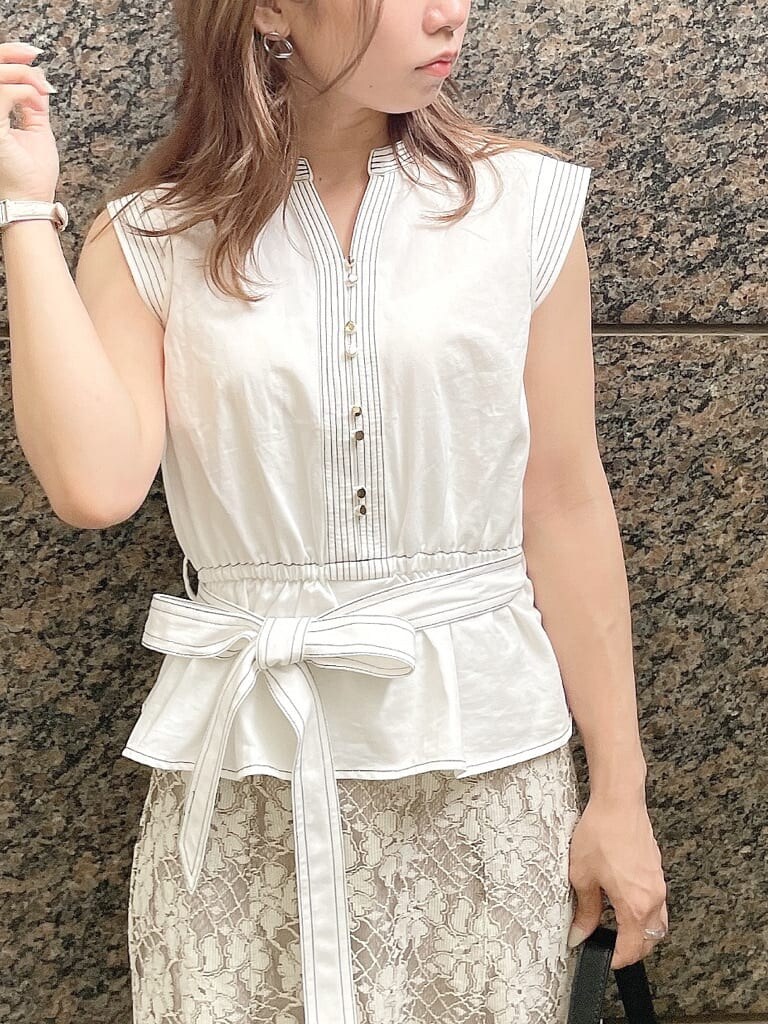 ベージュ系のスカート、ブラウン系のサンダル、ホワイト系のシャツ/ブラウスを着用したレディースの夏コーディネートの6枚目の写真