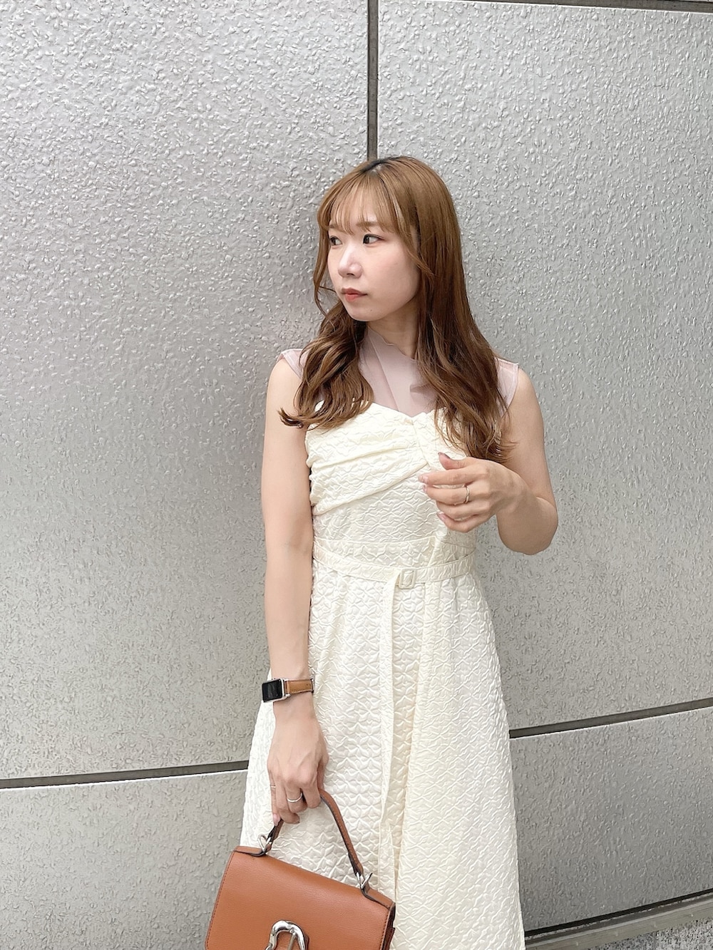 ホワイト系のワンピース、ピンク系のTシャツ/カットソー、イエロー系のハンドバッグを着用したレディースの夏コーディネートの8枚目の写真