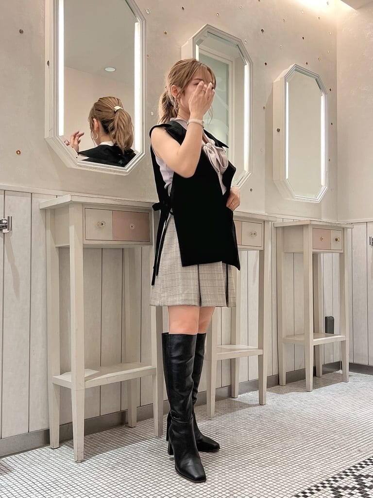 グレー系のスカート、パープル系のニット/セーター、ブラック系のベストを着用したレディースの夏コーディネートの3枚目の写真