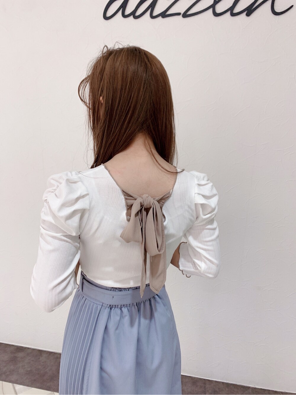 ブルー系のスカート、ホワイト系のTシャツ/カットソーを着用したレディースの春コーディネートの4枚目の写真
