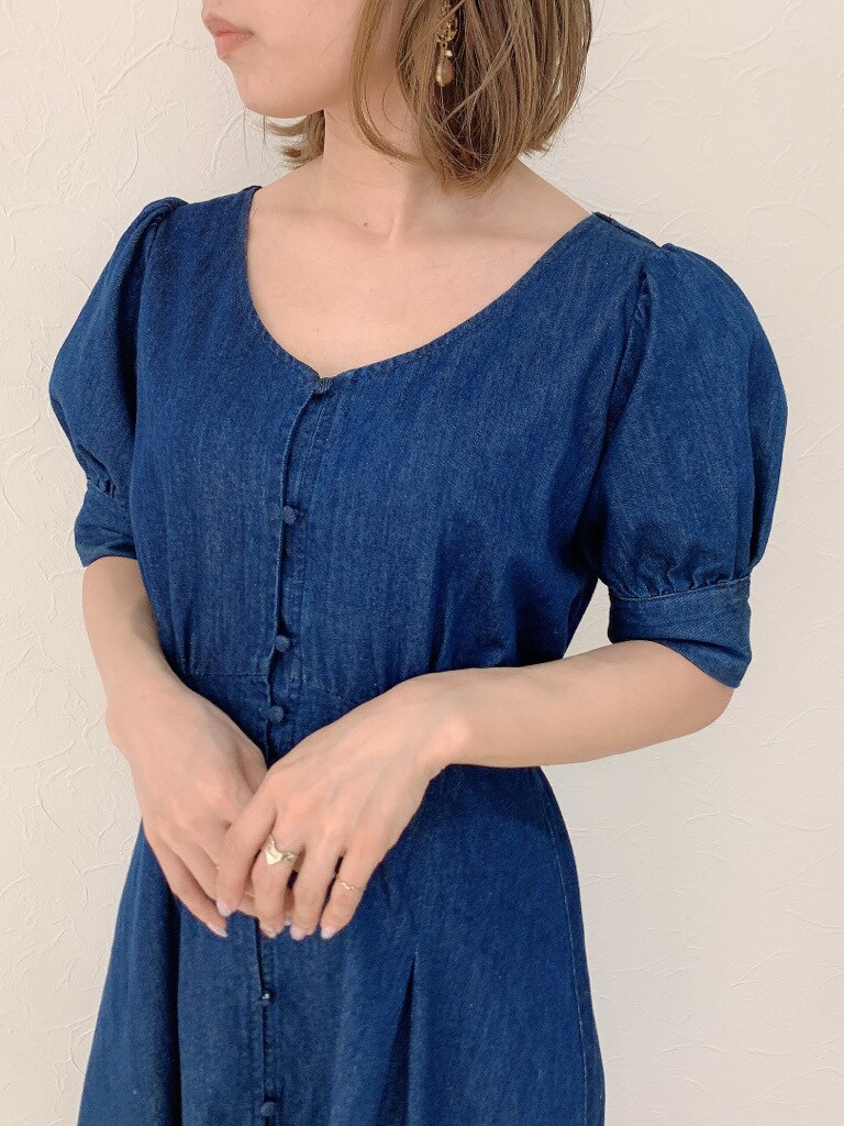 ホワイト系のブルゾン、ブルー系のワンピース、その他のサンダルを着用したレディースの春コーディネートの5枚目の写真