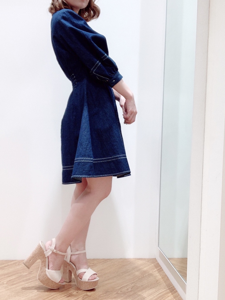 ベージュ系のサンダル、ブルー系のワンピース、ブラウン系のベルトを着用したレディースの春コーディネートの3枚目の写真