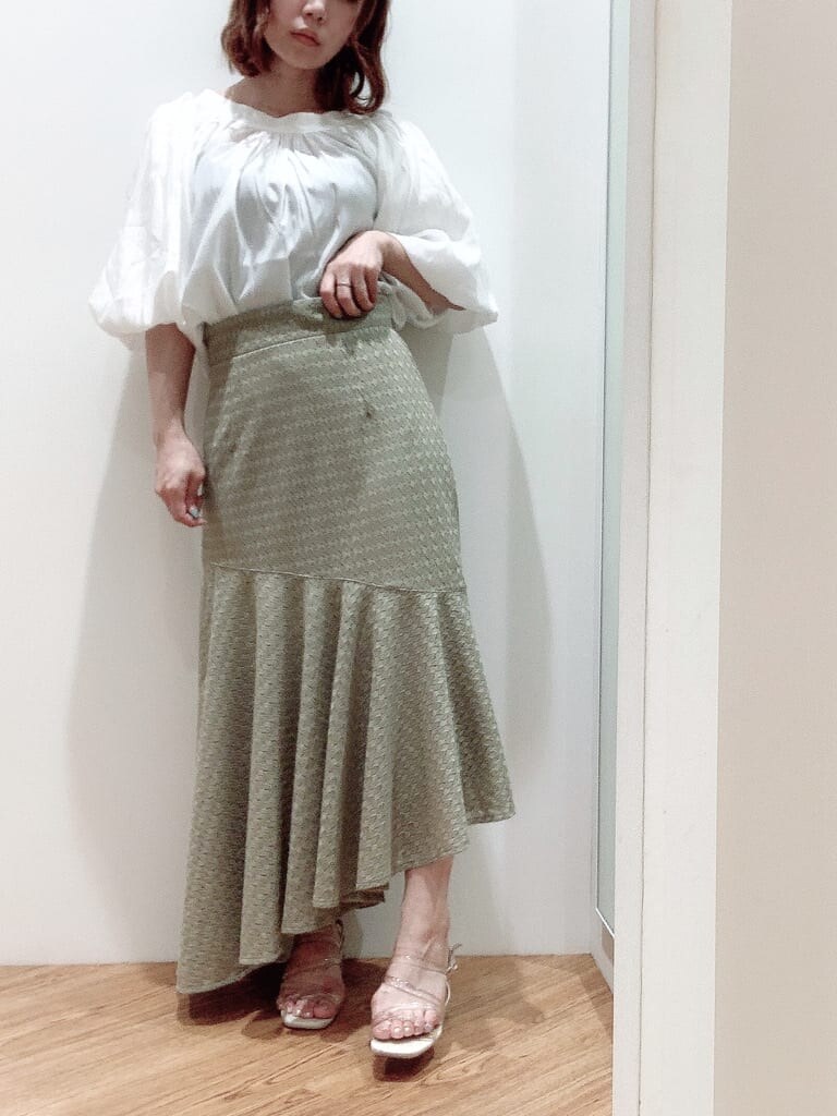 その他のサンダル、ホワイト系のシャツ/ブラウス、グリーン系のスカートを着用したレディースの夏コーディネートの6枚目の写真