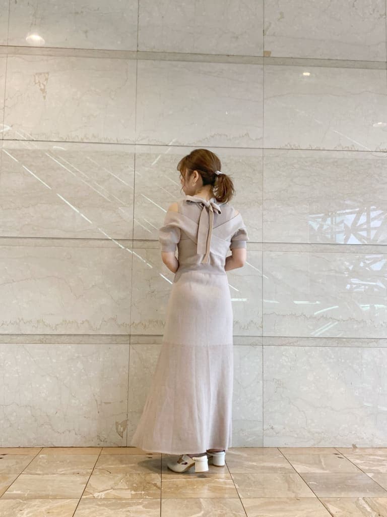 ピンク系のワンピース、ホワイト系のライダースジャケット、ホワイト系のパンプスを着用したレディースの春コーディネートの5枚目の写真