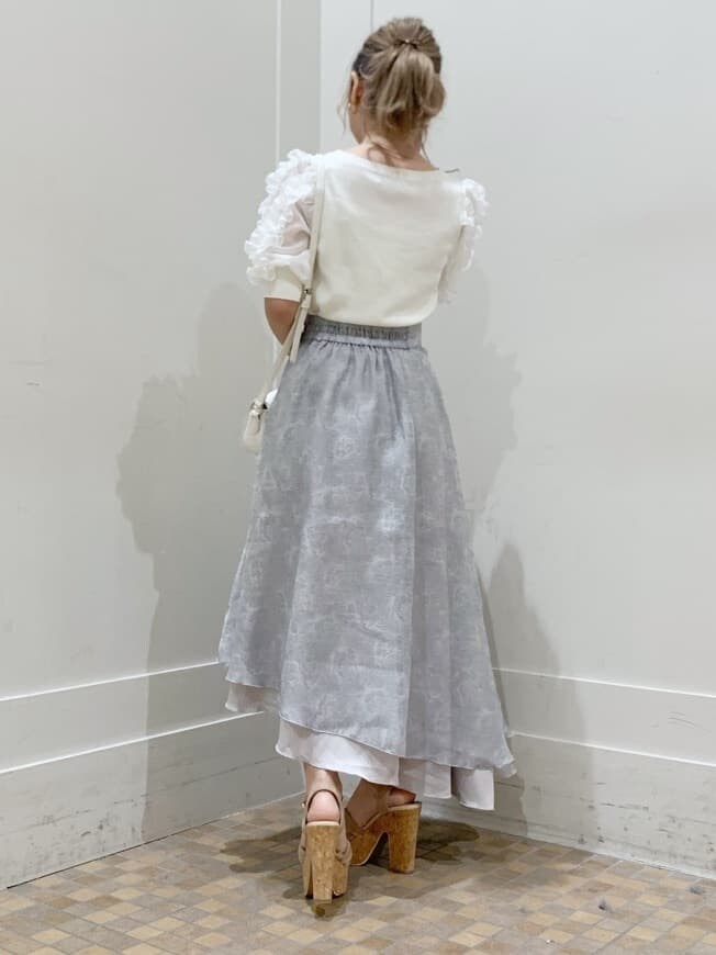 ベージュ系のサンダル、ホワイト系のショルダーバッグ、ホワイト系のニット/セーターを着用したレディースの春コーディネートの2枚目の写真