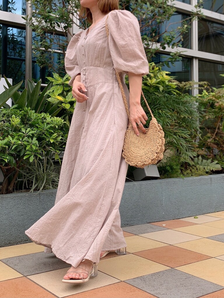 ベージュ系のワンピース、その他のサンダルを着用したレディースの春コーディネートの5枚目の写真