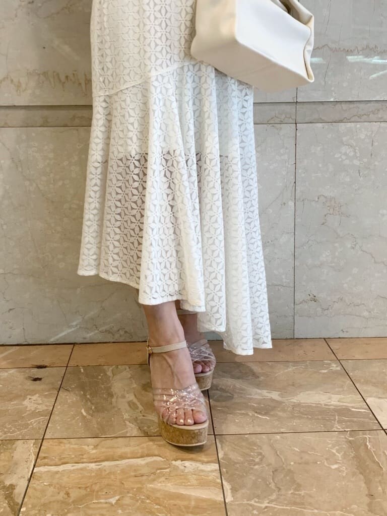 その他のサンダル、ホワイト系のスカート、ホワイト系のハンドバッグを着用したレディースの春コーディネートの7枚目の写真