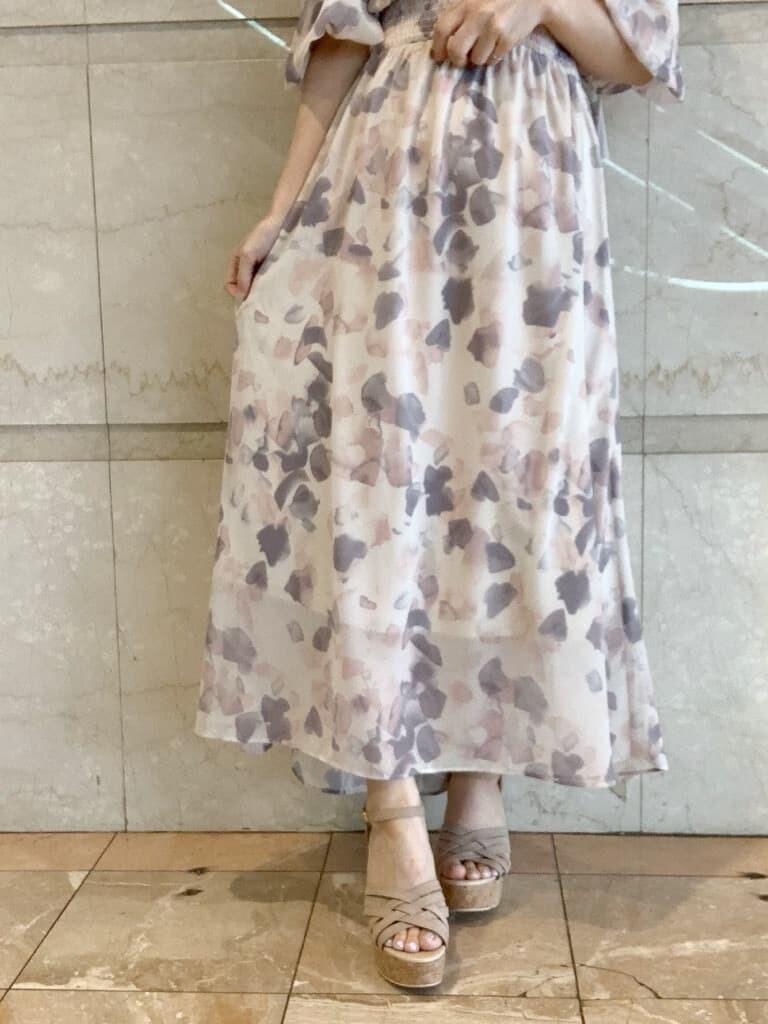 ピンク系のワンピース、ベージュ系のカーディガン/ボレロ、ベージュ系のサンダルを着用したレディースの春コーディネートの9枚目の写真