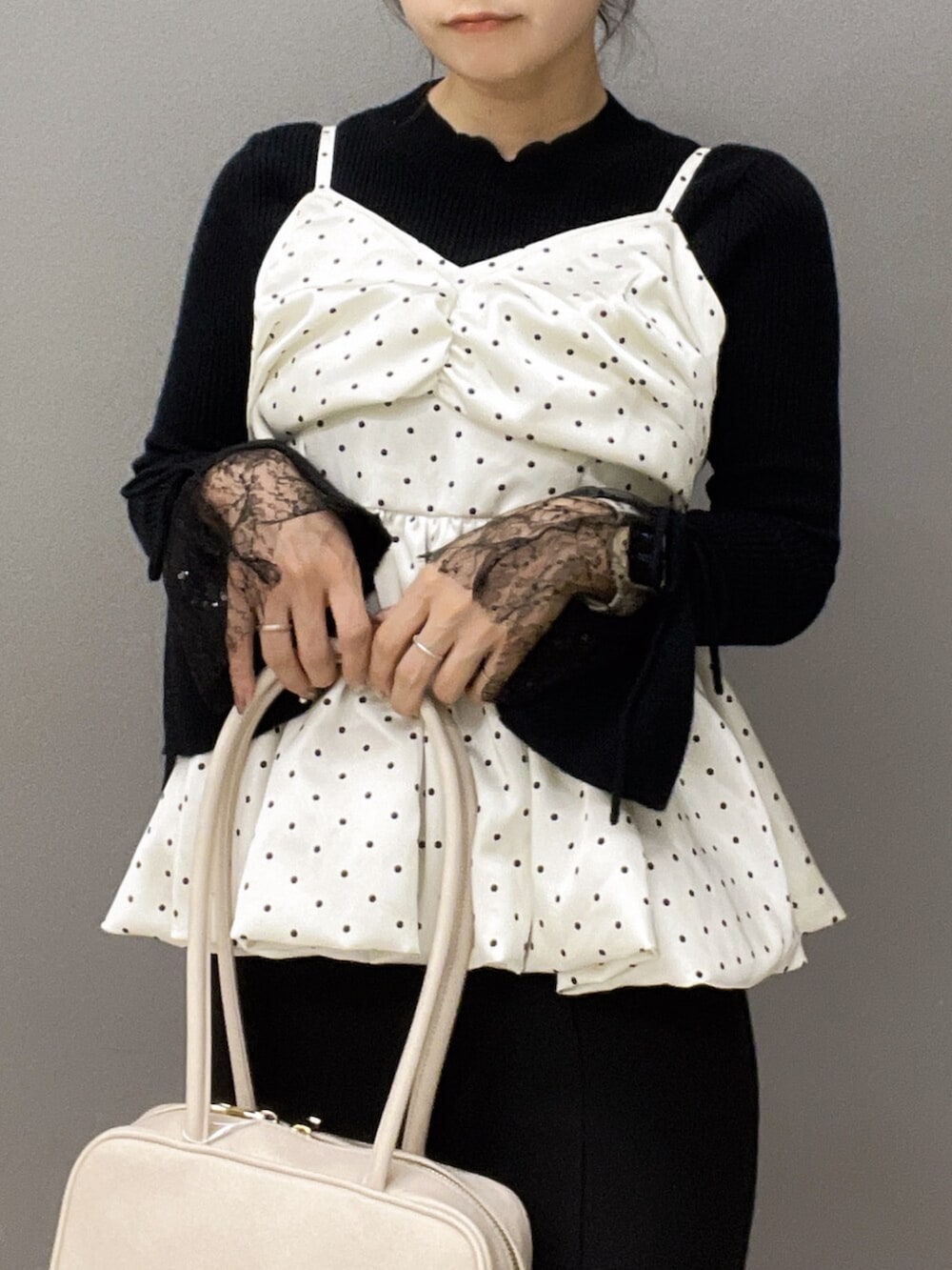 ブラック系のスカート、ブラック系のニット/セーター、その他のシャツ/ブラウスを着用したレディースの秋コーディネートの5枚目の写真