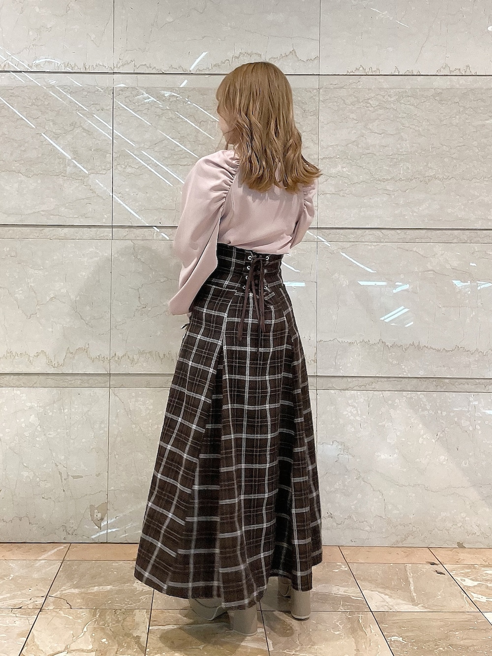 ピンク系のシャツ/ブラウス、ブラウン系のスカート、ベージュ系のローファーを着用したレディースの冬コーディネートの4枚目の写真